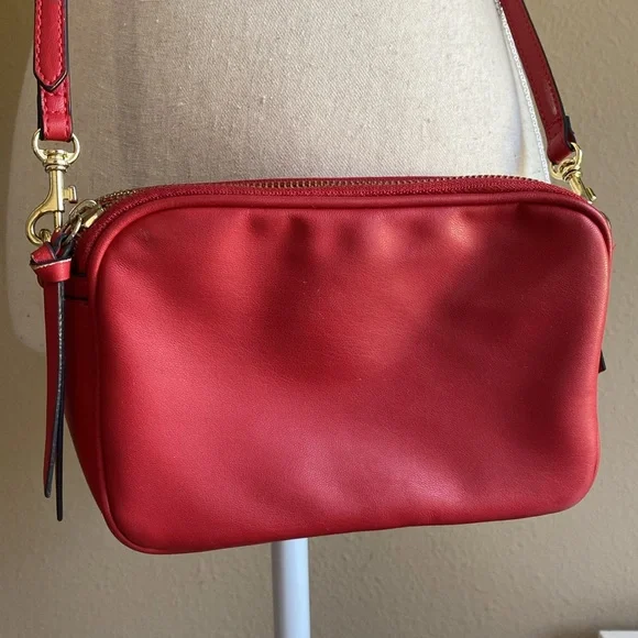 Red crossbody camera bag from Italy, faux leather - Picture 2 of 14